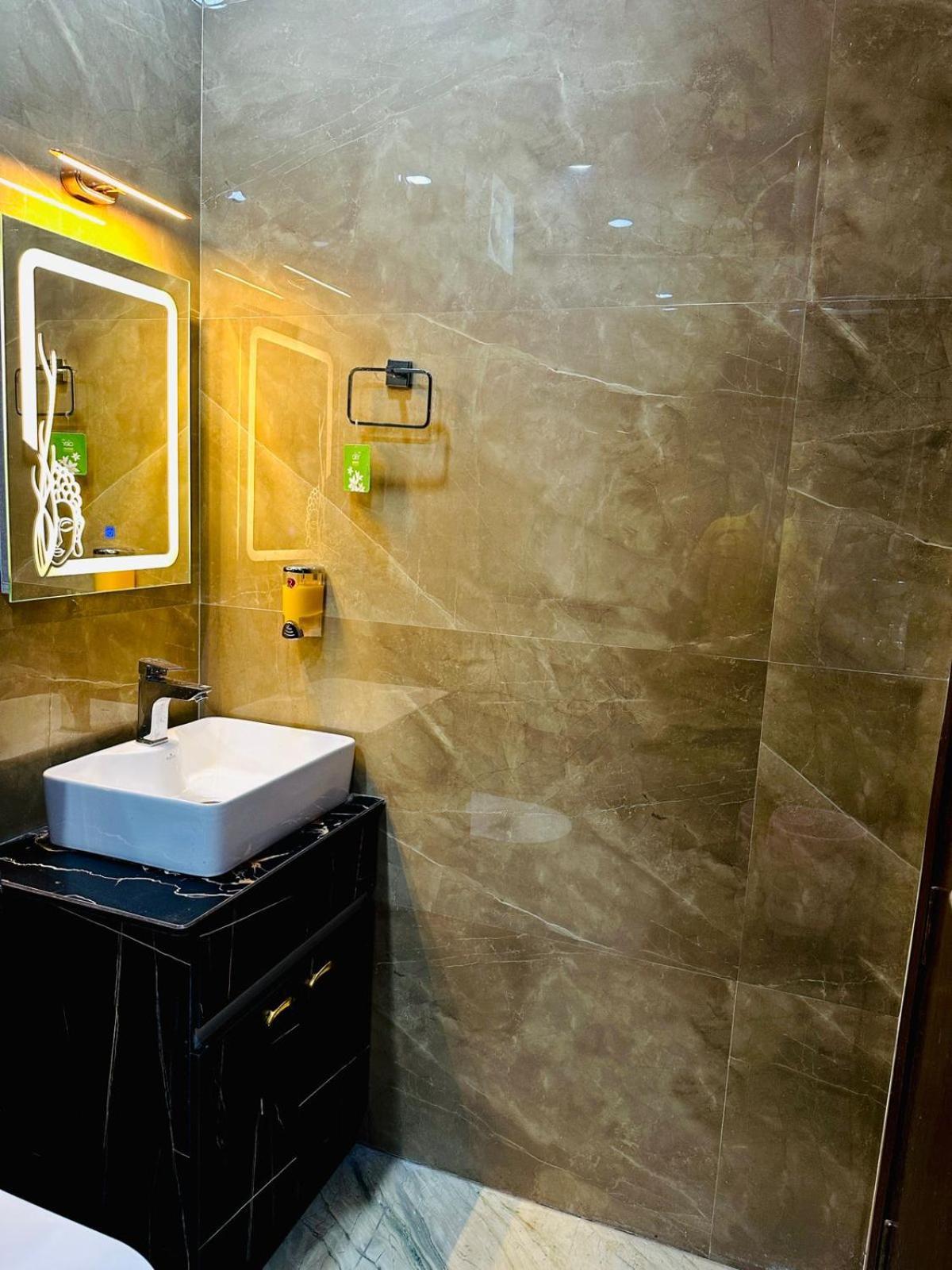 Hotel Frankstay By Samrat Residency 10 Mints Walking Distance Nizamuddin Railway Station 4*